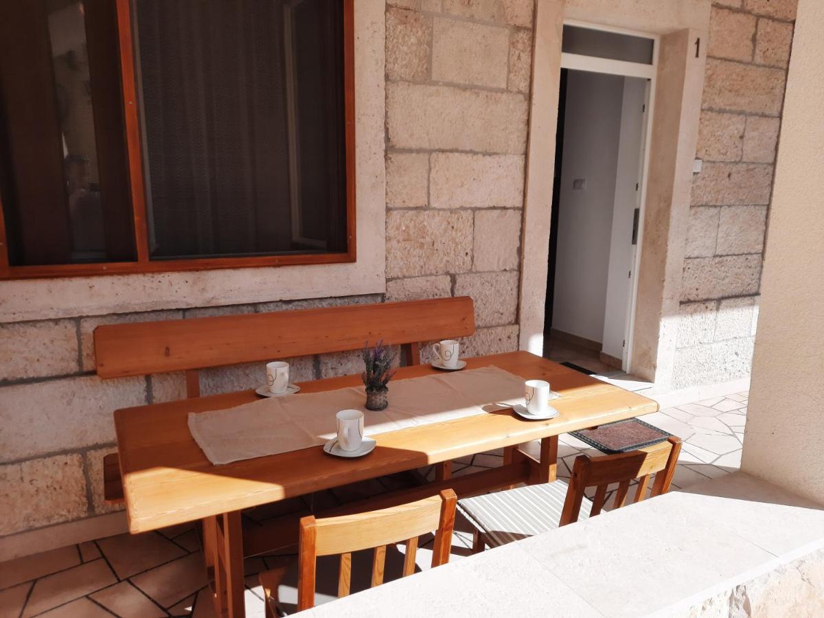 Apartments Villa Beba Komiža Esterno foto