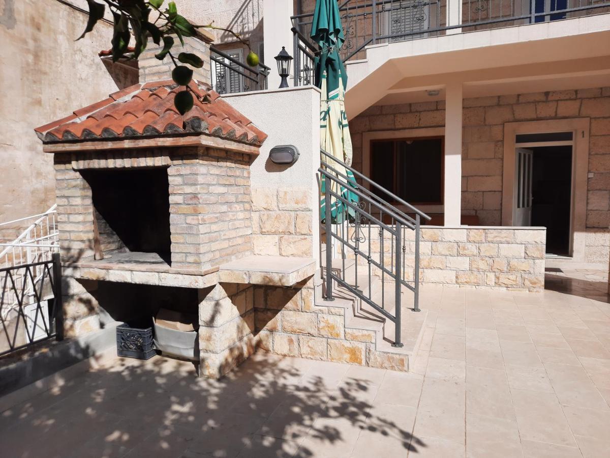 Apartments Villa Beba Komiža Esterno foto