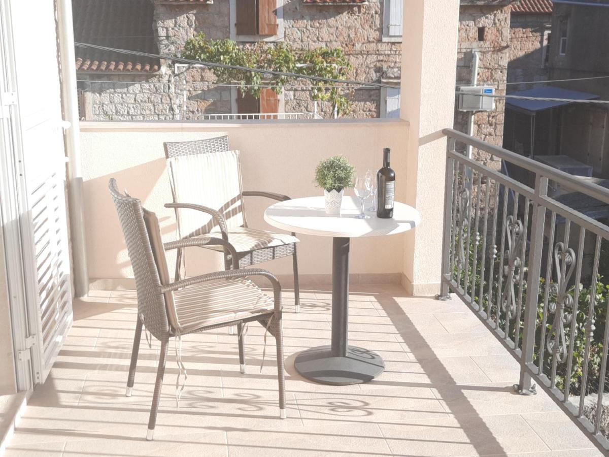 Apartments Villa Beba Komiža Esterno foto