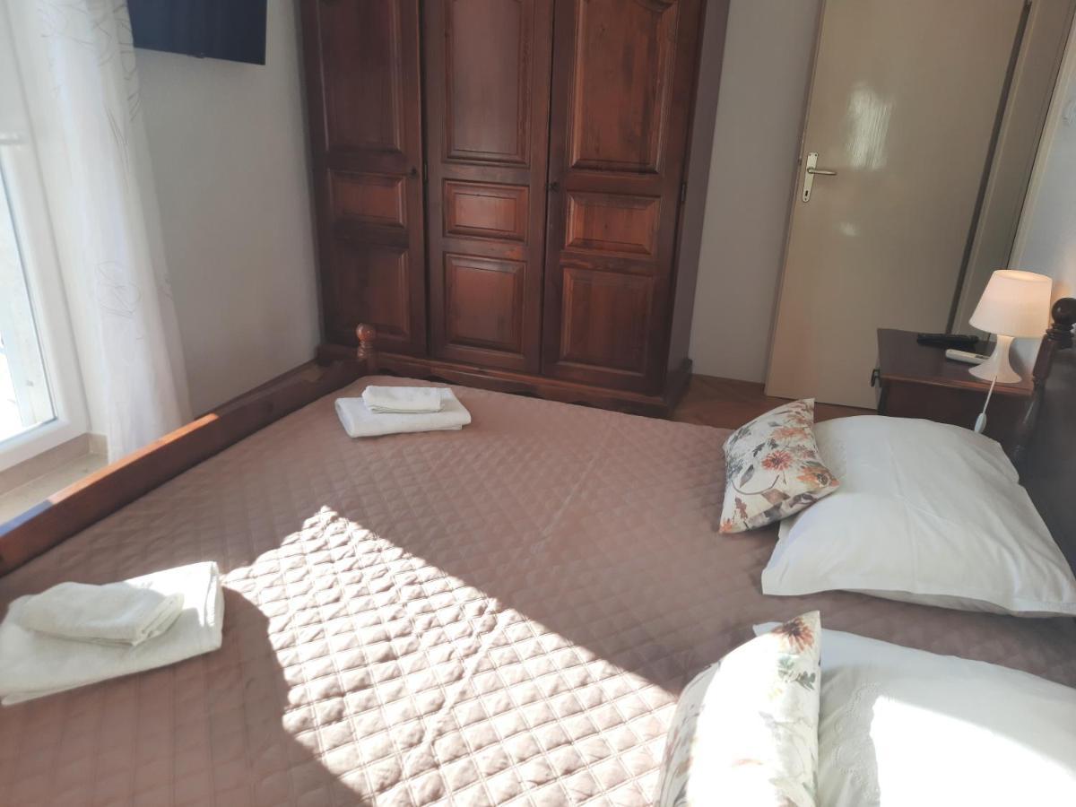 Apartments Villa Beba Komiža Esterno foto
