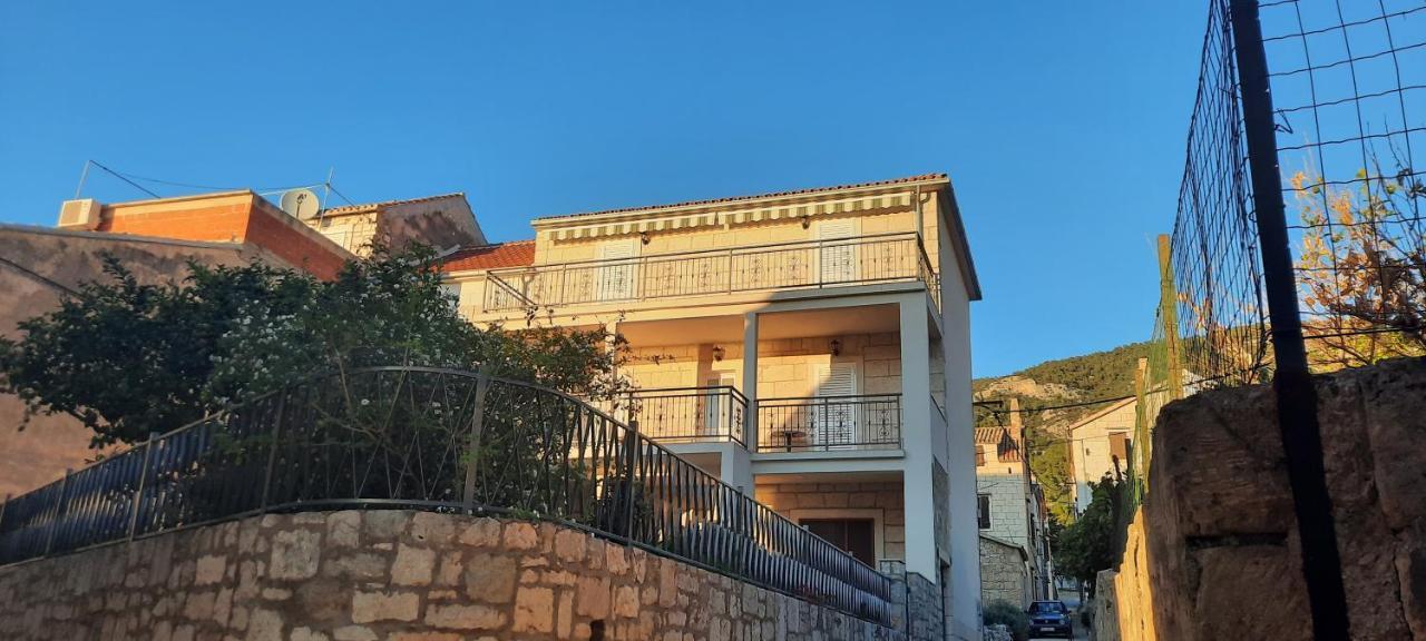 Apartments Villa Beba Komiža Esterno foto