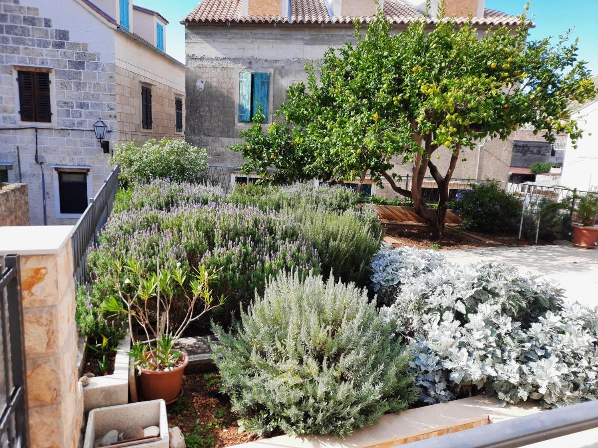 Apartments Villa Beba Komiža Esterno foto